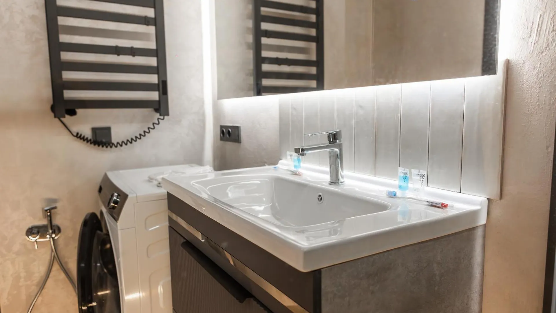 Glownest Apartment Near Mega Almaty